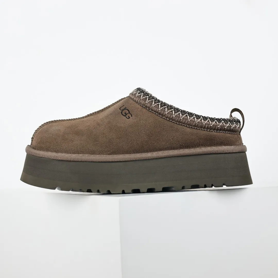Pick up locally 💰540 The core product is good price UGG Tazz series walnut color half-flops Xiaohongshu hot model Henan Longfeng leather production Sheepskin integrated top quality in the market Waterproof upper material 2-3 cm cashmere insole to keep warm in winter and suitable for home use UUG has launched a style series in the new year, which is partially geared towards the preferences of young consumers and has also moved to the forefront of fashion trends. Shoe body material Water-repellent coated suede upper 17mm UGGPURE™ implanted wool insole Lightweight non-slip comfortable rubber outsole With brand LOGO Trademark Comes with full packaging Size: 35 36 37 38 39 40